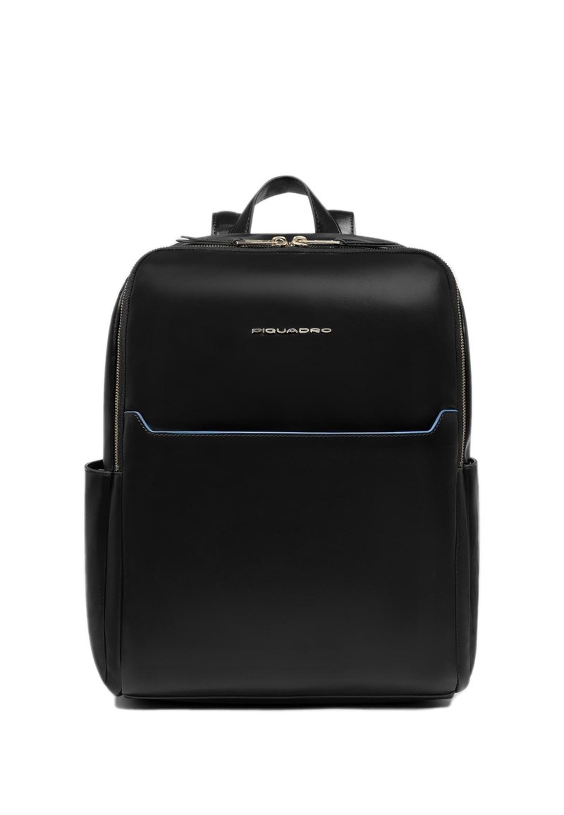 Mochila de cuero negro con textura suave, que cuenta con un bolsillo frontal con cremallera y un acento azul, asa superior y herrajes dorados.