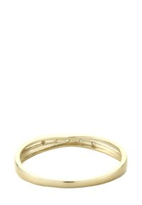 Zlatni prsten s glatkom, zaobljenom trakom. Ima polirani vanjski dio i teksturirani unutarnji dio sa malim kružnim izrezima.