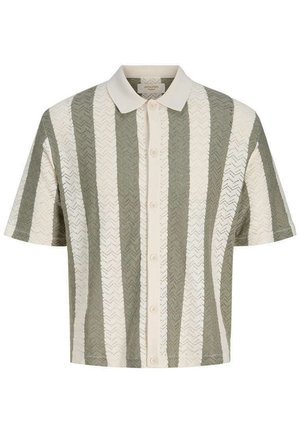 Īsām piedurknēm polo krekls ar vertikālām plašām svītrām krēmkrāsā un olīvu zaļā krāsā, rakstā redzama teksturēta zigzaga adījuma struktūra un priekšpusē pogas.