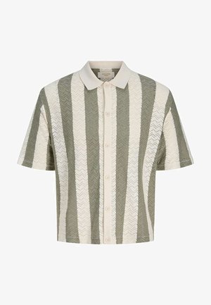 Īsām piedurknēm polo krekls ar vertikālām plašām svītrām krēmkrāsā un olīvu zaļā krāsā, rakstā redzama teksturēta zigzaga adījuma struktūra un priekšpusē pogas.