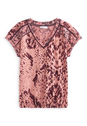 Różowa bluzka z krótkim rękawem z ciemnym bordowym abstrakcyjnym wzorem zwierzęcym, dekoltem w serek i lekko marszczoną talią.