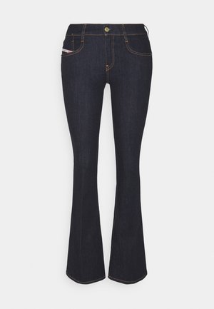 Jean flare en denim bleu foncé avec boutons et fermeture éclair à l'avant, deux poches avant, et coutures contrastantes orange.