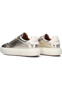 Metalen zilveren sneakers met een gestructureerde afwerking, witte rubberen zool en merkdetail op de hiel. Beschikt over een klassieke vetersluiting.