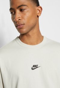 Nike Sportswear PREM ESSNTL SUST - Camisola de manga comprida - light bone/black