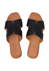 Sorte læder slidesandaler med et udskåret design, der har en glat finish og en lysebrun læderindlæg.