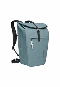 Sac à dos bleu avec un rabat roulé, fabriqué en tissu texturé, doté d'une poche frontale, de bretelles ajustables et d'un détail avec logo.