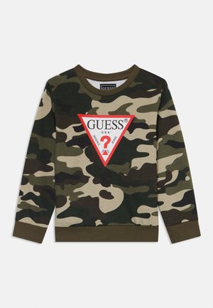 Suéter de camuflaje en tonos de verde y beige. Presenta un cuello redondo, puños acanalados y un parche de logo triangular rojo en el frente.
