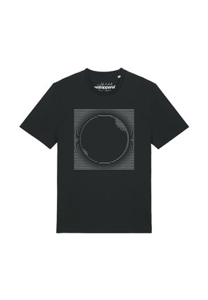 T-shirt noir à manches courtes avec un graphisme de lignes horizontales blanches concentriques formant un cercle à l'intérieur d'un carré sur le devant.