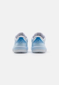 Baskets de sport bleu clair avec un design dégradé. Tige en mesh, col rembourré et semelle en caoutchouc blanc. Logo sur chaque talon.