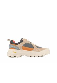 Zapatilla deportiva en tonos beige y gris con acentos en naranja, cuero de ante texturizado, paneles de malla, entresuela gruesa y suela Vibram para mayor tracción.