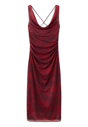 Vestido rojo sin mangas hasta la rodilla con frente drapeado, tela transparente y tirantes finos cruzados en la espalda que crean un ligero efecto fruncido.