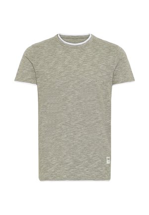 Gai pelēks īsām piedurknēm T-kreklis ar teksturētu rakstu, kontrastējošu baltu apkakli un mazu birku apakšējā kreisajā stūrī.