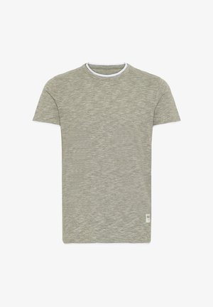 Gai pelēks īsām piedurknēm T-kreklis ar teksturētu rakstu, kontrastējošu baltu apkakli un mazu birku apakšējā kreisajā stūrī.