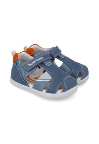Sandalias sintéticas azules con diseño de punta abierta, tira ajustable, perforaciones para transpirabilidad y suela blanca. Presenta acentos naranjas.
