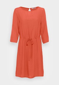 Vestido coral com mangas três quartos, decote redondo, cintura com laço e detalhe de abertura nas costas. Feito de um tecido leve com textura suave.