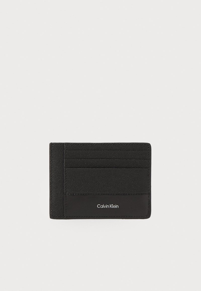 Portofel din piele neagră pentru carduri cu șase sloturi, textură netedă și un detaliu cu logo în partea de jos. Formă compactă și rectangulară.
