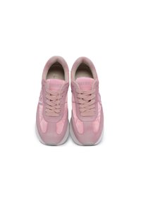 Sneakers rosa con un mix di materiali in satino e camoscio; punta tonda, lacci piatti e dettagli testurizzati. La suola bianca contrasta con la parte superiore.