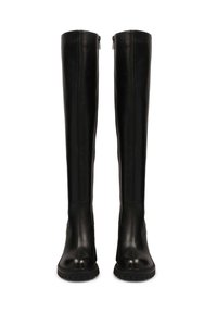 Knee-high musta nahksaapad sileda viimistlusega, ümmarguse varbaga ja külgmise tõmblukuga, mis on varustatud tugeva tallaga haardevõimeks.