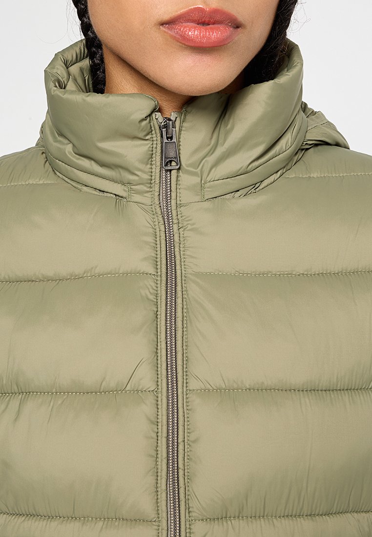 Olijfgroene puffy jas met een hoge kraag, voorzien van een rits aan de voorkant en horizontale stiksels voor isolatie en textuur.