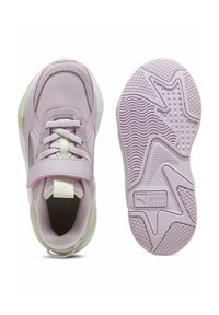 Jasnoliliowe buty sportowe z siateczką i zamszową cholewką, z wyściółką przy kostce, regulowanym paskiem oraz teksturowaną gumową podeszwą z unikalnym wzorem.