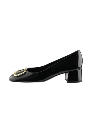 Schwarzer Lackleder-Schuh mit niedrigem Blockabsatz und großer goldener Schnallendetail am Vorderfuß, von der Innenseite gezeigt.
