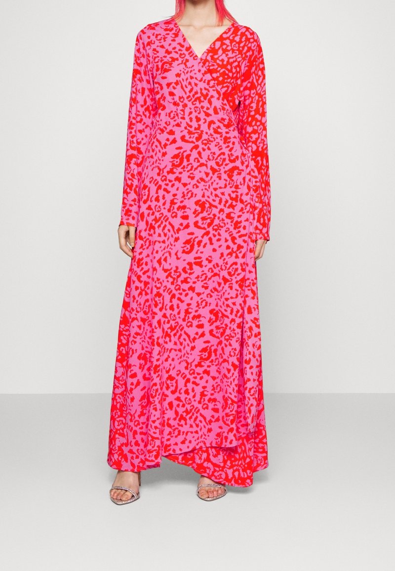 Langärmeliges Wickelkleid mit einem lebhaften Leopardenmuster in Pink und Rot, aus leichtem Stoff gefertigt, mit einem schwingenden Rock und einem V-Ausschnitt.