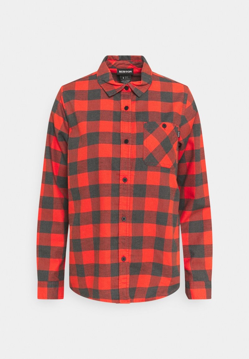 Chemise en flanelle à carreaux rouges et noirs avec manches longues, boutons sur le devant, col et poche poitrine boutonnée sur le côté gauche.