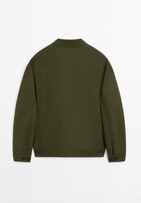 Veste vert foncé à manches longues avec poignets boutonnés vue de dos sur fond blanc.