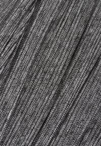 Grijze textuurstof met verticale plooien, met metalen vezels die door de stof zijn geweven, wat een glanseffect creëert. Zacht en lichtgewicht materiaal.