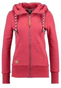 Rode zip-up hoodie van zacht materiaal. Heeft een gevoerde capuchon, twee voorzakken en gevlochten koordjes met metalen punten. Kleine logoaccent op de zak.