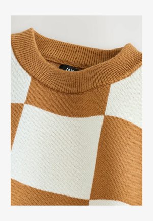 Maglione a quadri marrone e bianco lavorato a maglia con colletto rotondo a coste, caratterizzato da una finitura morbida e testurizzata. Etichetta visibile all'interno del colletto.