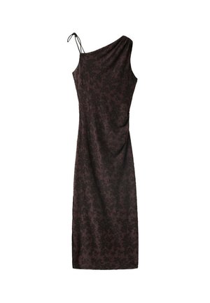 Vestido largo marrón oscuro de un solo hombro con finas tirantes dobles y un sutil patrón floral sobre un fondo liso.