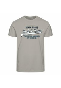 T-shirt en coton gris clair à manches courtes avec texte et graphisme « Jack & Jones » en bleu et blanc centrés sur la poitrine.
