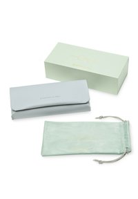 Šedý pouzdro na brýle z umělé kůže s klopou, v kombinaci se světle zeleným látkovým sáčkem se stahovací šňůrkou a zlatými akcenty.