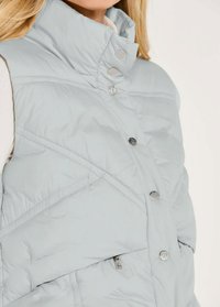 Hellblauer Puffer-Weste mit hohem Kragen, silbernen Druckknöpfen, gestepptem Design und seitlicher Tasche. Glatte Textur und lässiger Stil.