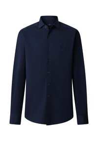 Camisa de manga larga color azul marino hecha de tela suave, con cuello abotonado, botones frontales y un pequeño logo en el pecho izquierdo.