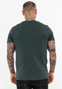 Lonsdale NORMALE PASSFORM ST ERNEY - Marškinėliai su spaudiniu - green green