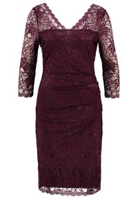 Robe en dentelle bordeaux avec manches trois-quarts, encolure en V et silhouette cintrée ornée d’un motif floral en dentelle sur toute la surface.