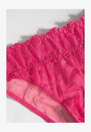 Różowa koronkowa bielizna z falbaniastego pasa, z kwiatowym wzorem i kropkami na przezroczystej tkaninie. Miękka, przezroczysta struktura.