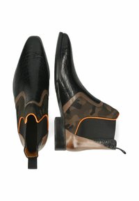 Botas negras de tobillo con textura de cocodrilo, acentos de camuflaje y detalles en naranja; presentan una puntera redonda y un tacón bajo y cuadrado.