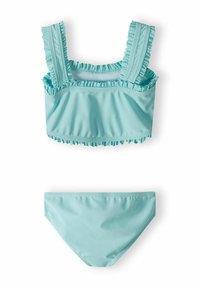 Un set da bagno in due pezzi di colore azzurro, caratterizzato da un top corto arricciato con spalline larghe e un bikini coordinato con una texture liscia.