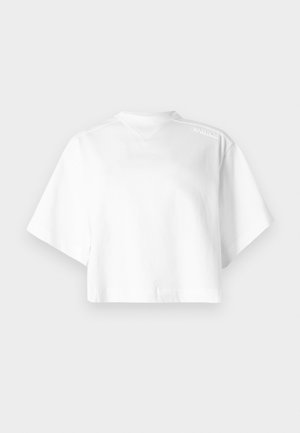 Bluză albă scurtă, cu mâneci scurte, cu guler rotund cu dungi și text subtil al mărcii pe umărul din stânga sus.