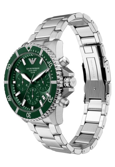 Zegarek Emporio Armani z zieloną tarczą, kopertą i bransoletą ze stali nierdzewnej, funkcją chronografu oraz teksturowanym bezelem. Wodoodporny do 100 m.