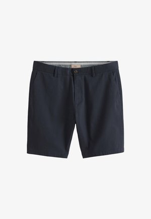 Tengerészkék színű férfi alkalmi rövidnadrág övbújtatókkal, elöl gombos záródással, cipzáras sliccel és oldalzsebekkel, fehér háttér előtt bemutatva.