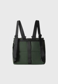 Borsa a spalla imbottita verde con cinturini neri regolabili, caratterizzata da un design strutturato e hardware minimale. Texture liscia e colore uniforme.