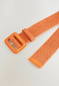 Flettet orange bælte med en firkantet læderbuckle, der har et struktureret vævet design og en matchende læderstrop til at holde båndet.