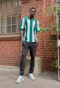 Puma AC MILAN CASUALS PANTS - Klub merchandise - black/for all time red