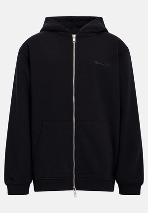 Sort hættejakke med fuld lynlås, forlommer, ribkant ved ærmer og bund, samt et lille broderet logo på venstre bryst.
