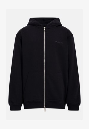 Sort hættejakke med fuld lynlås, forlommer, ribkant ved ærmer og bund, samt et lille broderet logo på venstre bryst.