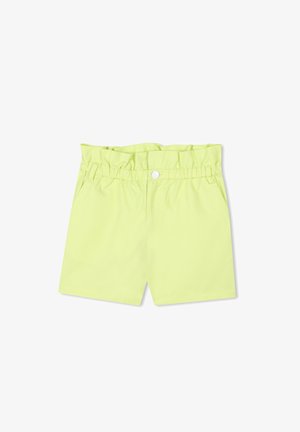 Shorts jaune clair en tissu texturé, avec une taille élastique et une fermeture à bouton unique. Comprend des poches latérales et un design simple.